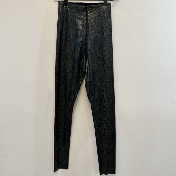 COMMANDO Faux Leather snake skin Legging with Control - Picture 3 of 6